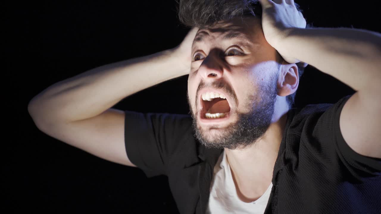 겁에 질린 젊은이가 어 ⁇  속에서 비명을 지르고 있었습니다.