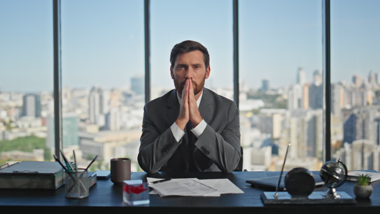 empresario corporativo pensando decisión en el paisaje urbano de cerca. hombre serio mirada