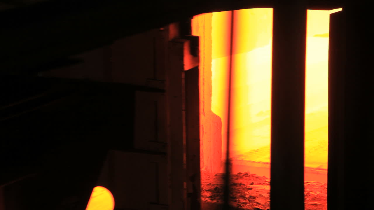 뜨거운 철 파이프 생산 라인. 파이프 강철 생산 기계