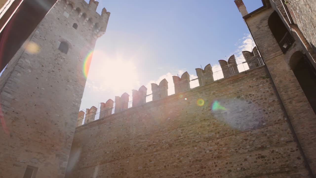 Il castello nella storica città di Sirmione sul Lago di Garda