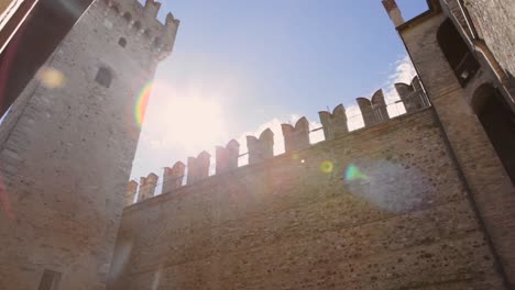 el castillo en la ciudad histórica de sirmione en el lago de garda