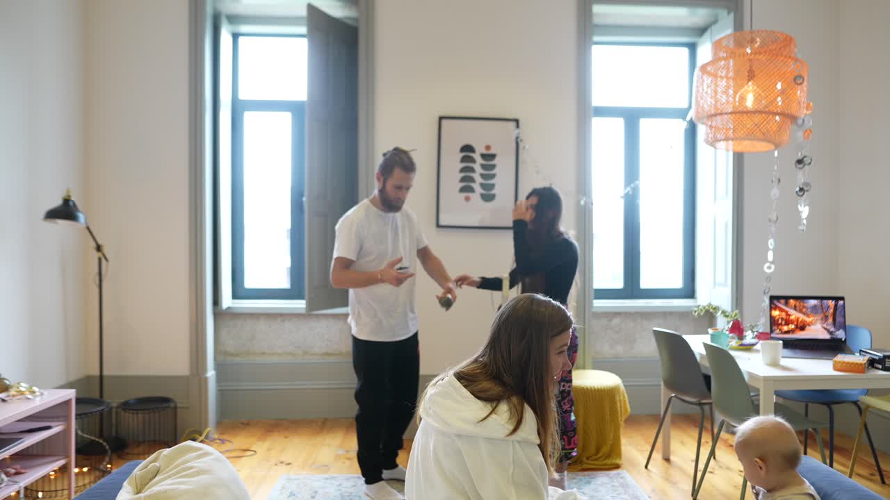 집에서 가족 모임