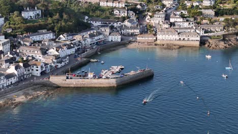 St-Mawes-Cornwall-Reino-Unido-Tire-Hacia-Atrás-Drone-Aéreo-Revelación-Inversa