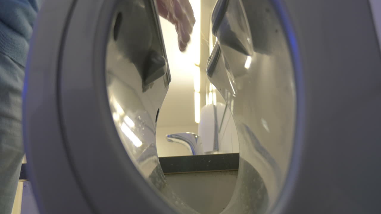 자동 장치에서 손을 건조하는 사람