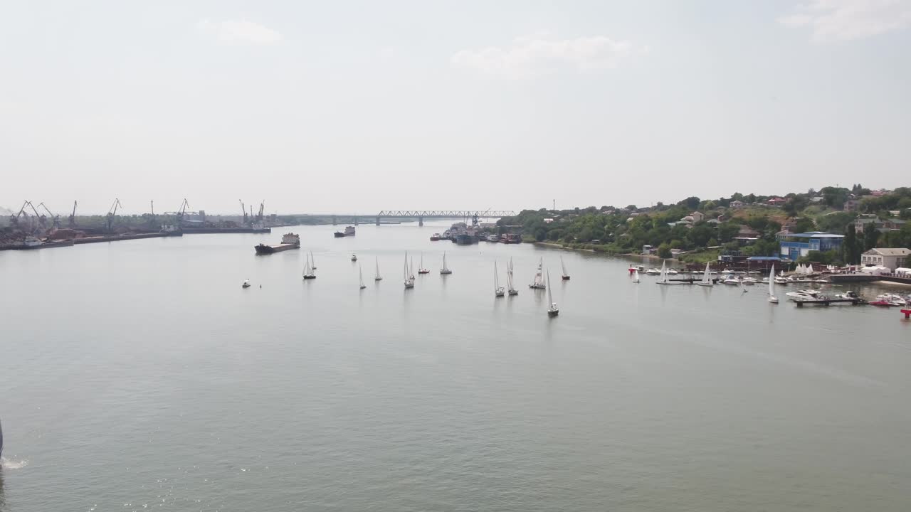 세일 보트 와 선박 이 있는 강 풍경