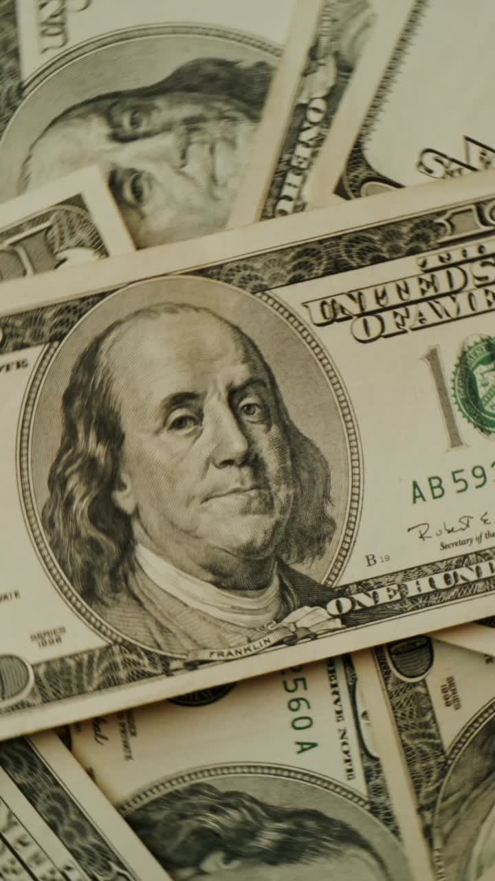 una pila de billetes de cien dólares