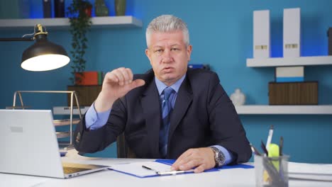 hombre de negocios mirando a la cámara con un gesto negativo.