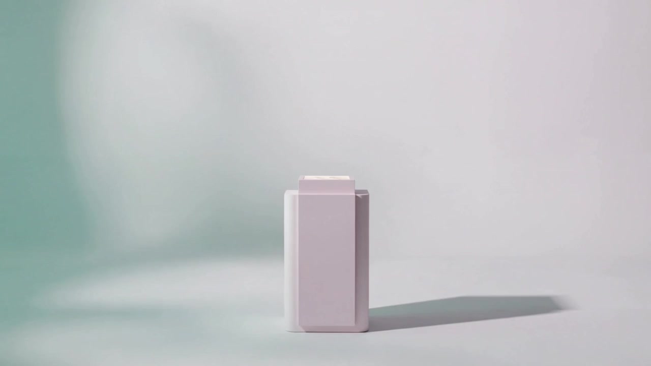 Luce che si sposta a sinistra, facendo sì che un cartone bianco proietti un'ombra più lunga sul set dello studio, con una sfumatura verde che si espande.