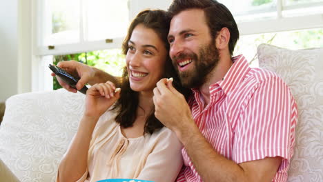 Pareja-Con-Palomitas-De-Maíz-En-Sus-Manos