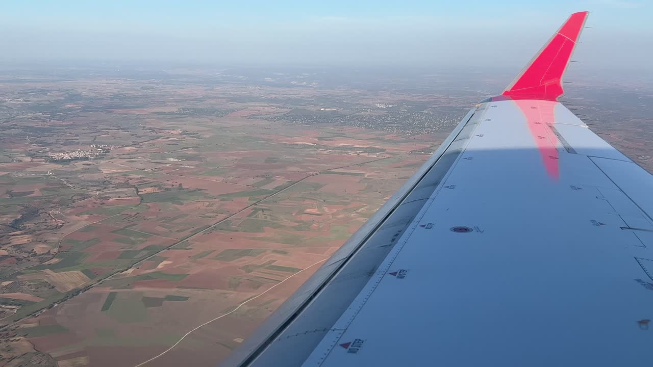 extensión de listones y aletas para el aterrizaje en un avión de tamaño medio