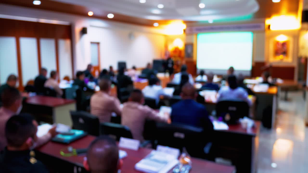 gente borrosa trabajo en equipo y planificación con lluvia de ideas borrosa sala de reuniones en la oficina