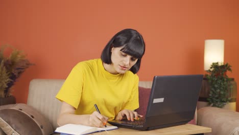 Mujer-Trabajando-Duro-En-La-Computadora-Portátil.
