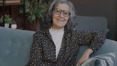 retrato de una mujer mayor sonriente