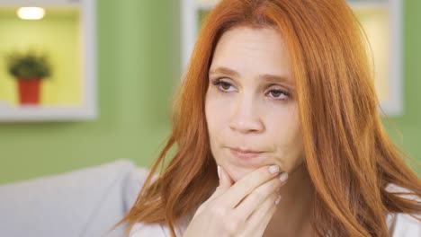 Retrato-De-Una-Mujer-Pensativa-E-Infeliz-Desesperada.