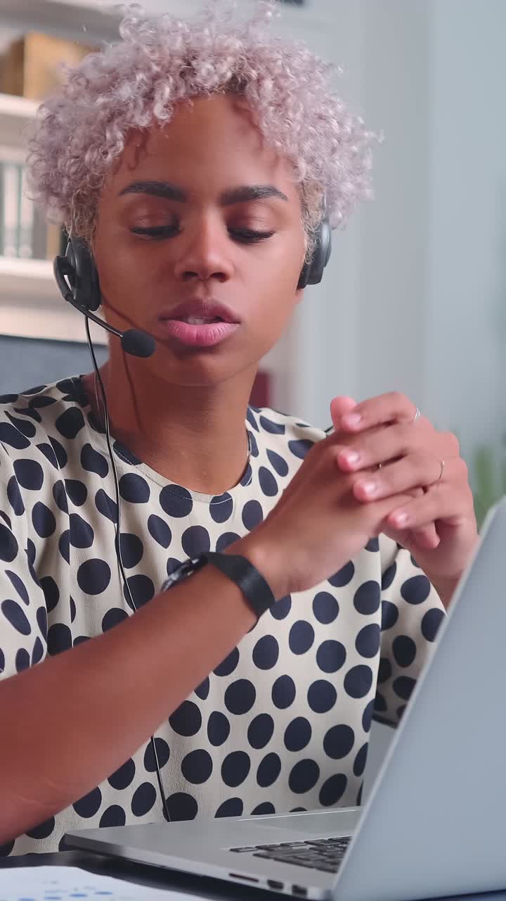 Discussione online coinvolgente con un professionista afroamericano