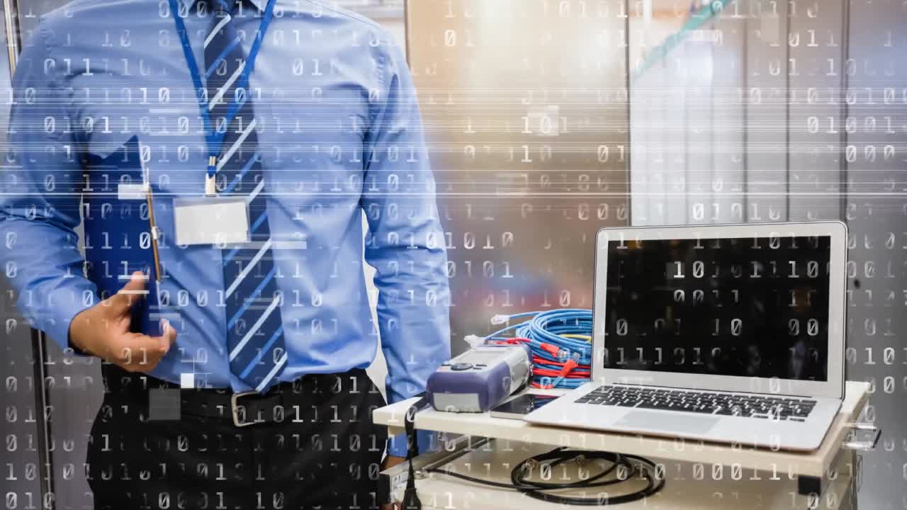 animación de codificación binaria sobre un trabajador masculino biracial inspeccionando la sala del servidor