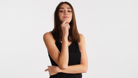 una mujer caucásica posando frente a la cámara.