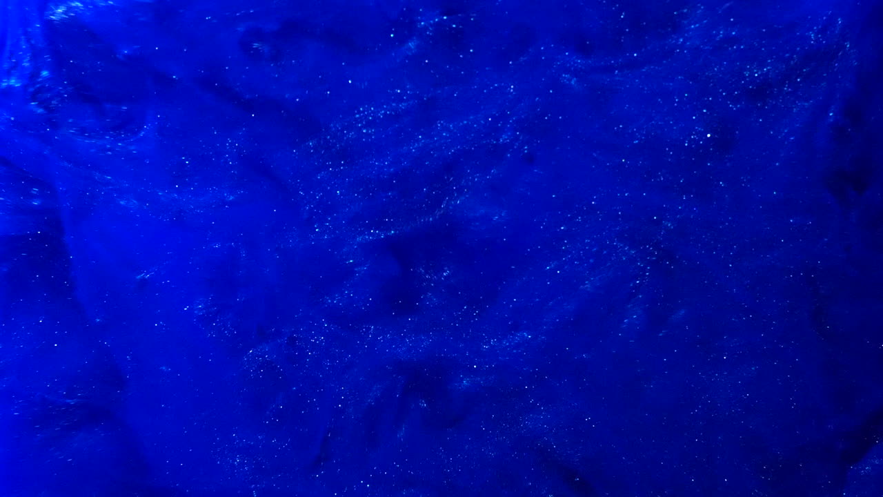 액체 물 슬로우 모션에서 스모키 잉크로 추상 파란색 페인트 튄 배경