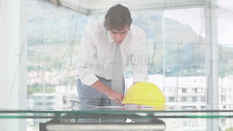 arquitecto que redacta planes de construcción