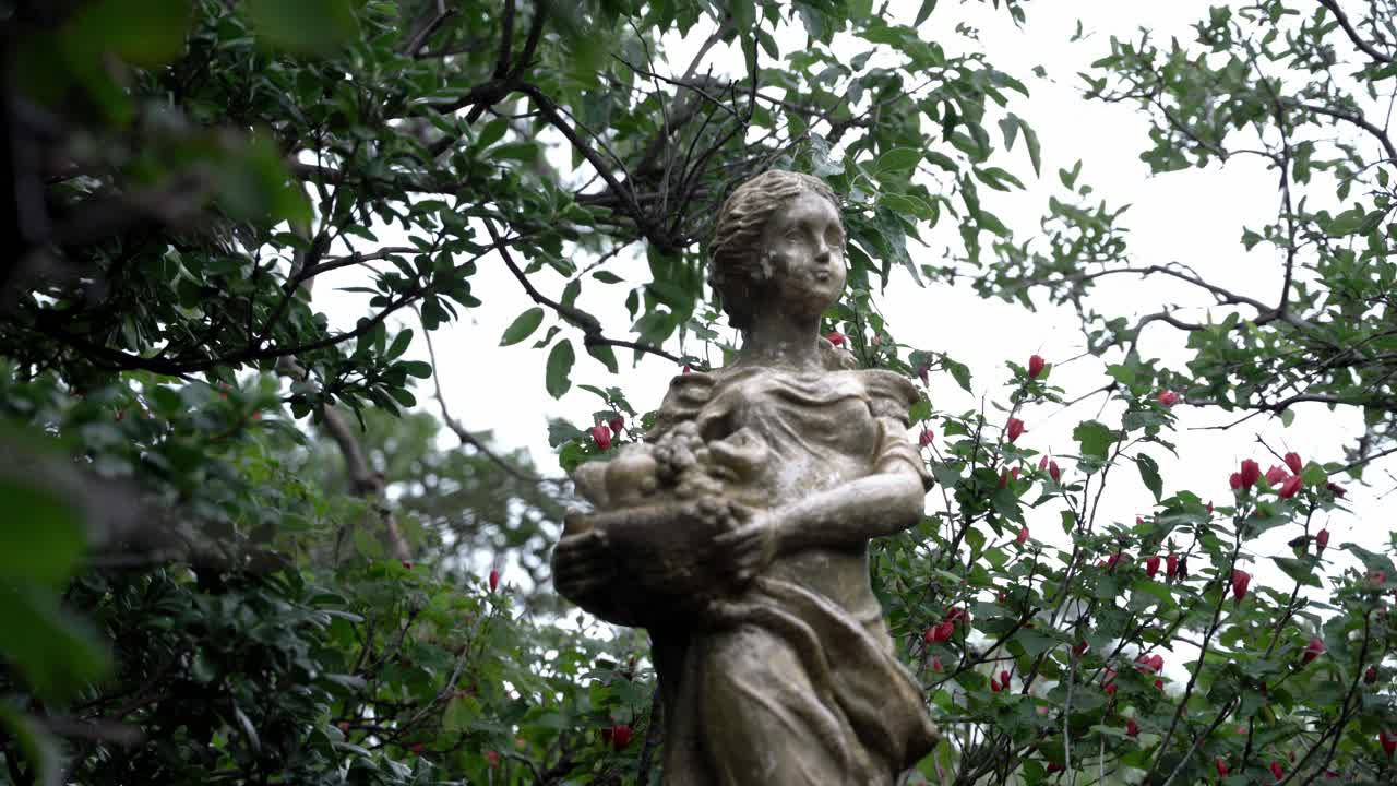 Scultura di una donna nel giardino