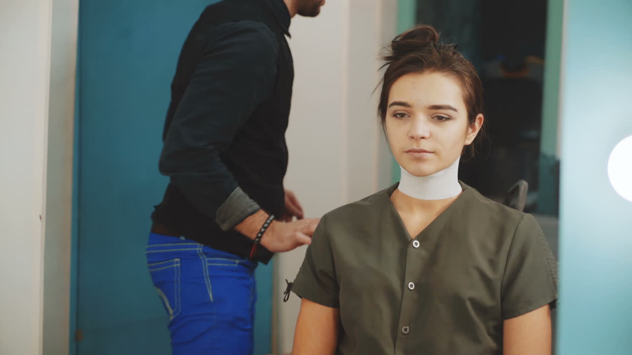Cabeleireiro(a) durante o trabalho com uma linda cliente. Conceito da indústria da beleza