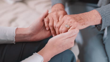 anciano, mujer y manos conforto primer plano para el dolor