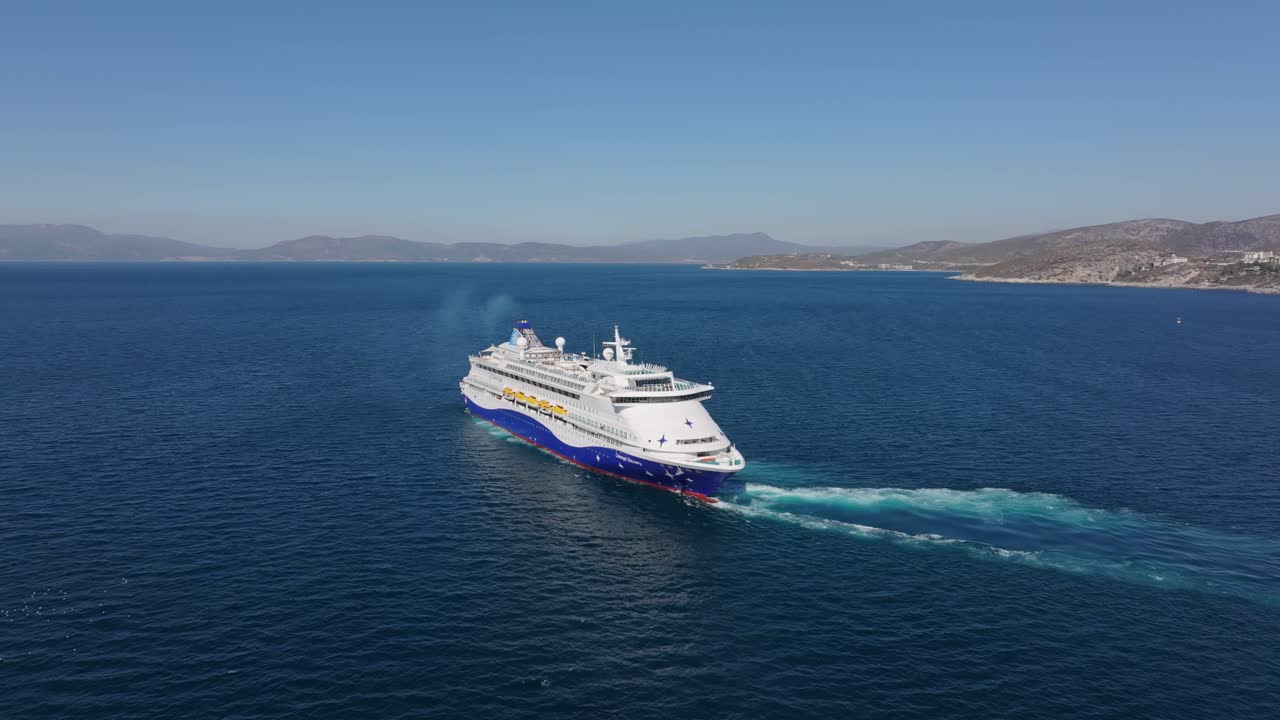 Nave da crociera di lusso che naviga nel Mar Egeo azzurro, Kusadasi, Turchia
