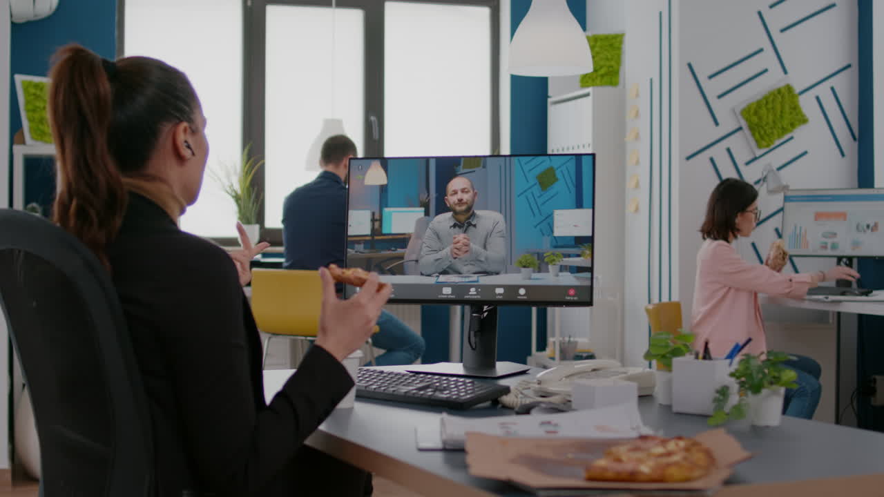 온라인 비디오 통화 컨퍼런스 중에 커피를 마시는 사업가