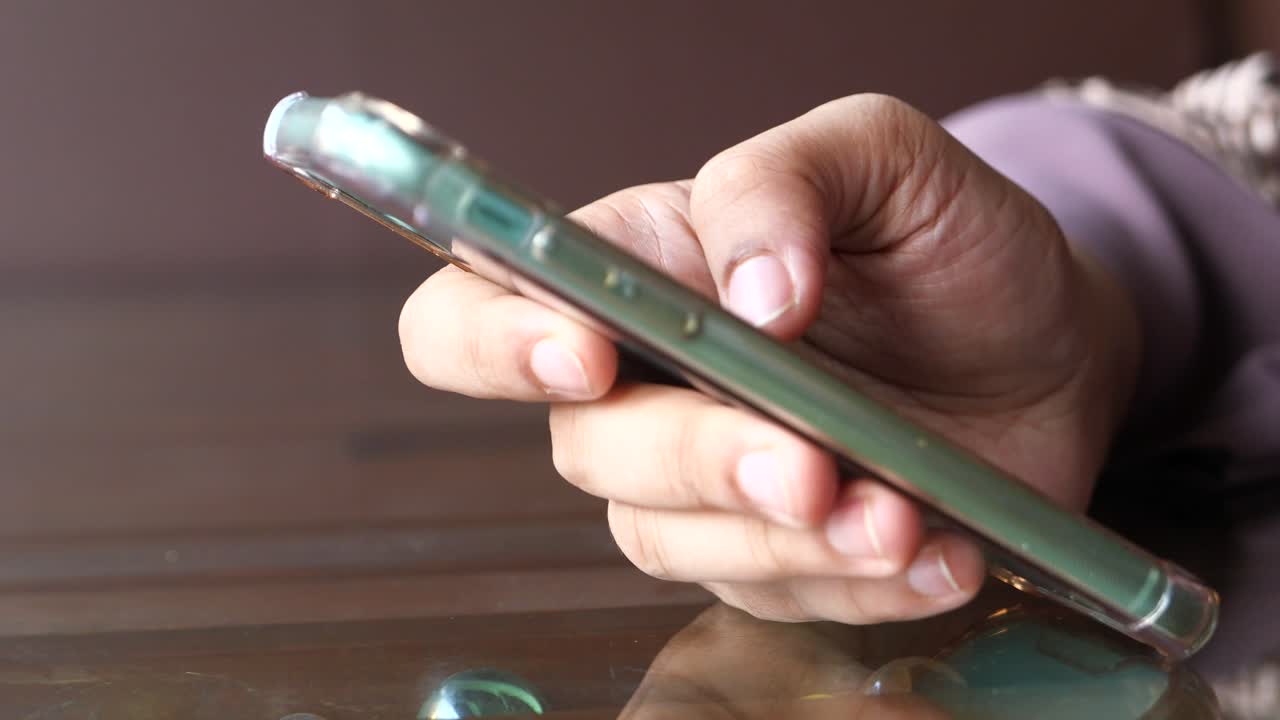 스마트폰을 사용하는 사람