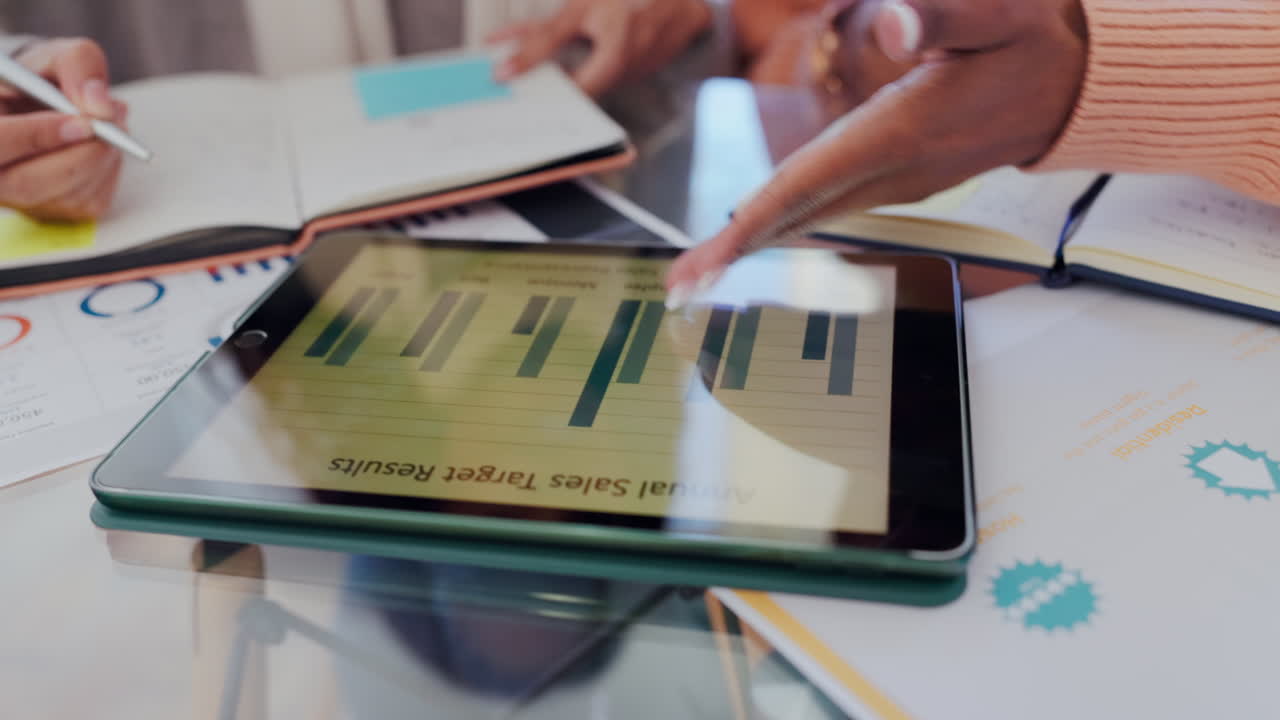 presupuesto, planificación y reuniones de negocios con tableta