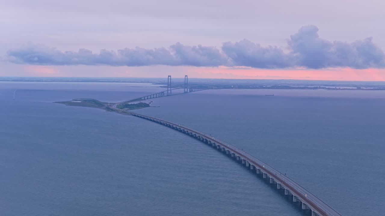 Storebæltsbroen fører motorvejstrafik over havet