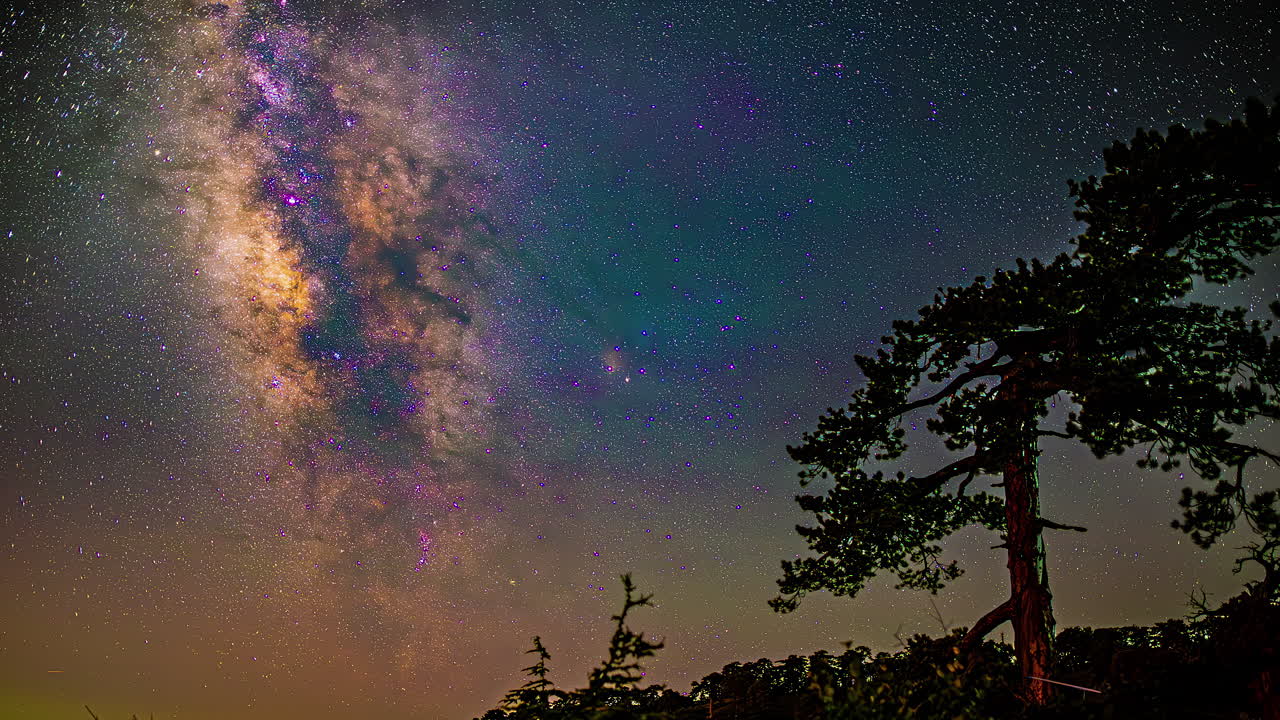 은 밤에 은하계에서 움직이는 별들의 다채로운 타임스