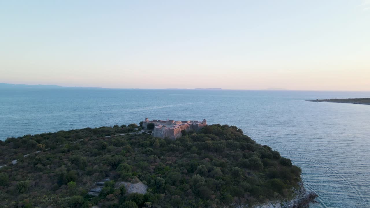 vista aérea del castillo de porto palermo en una isla con hermosas aguas mediterráneas en himara, albania