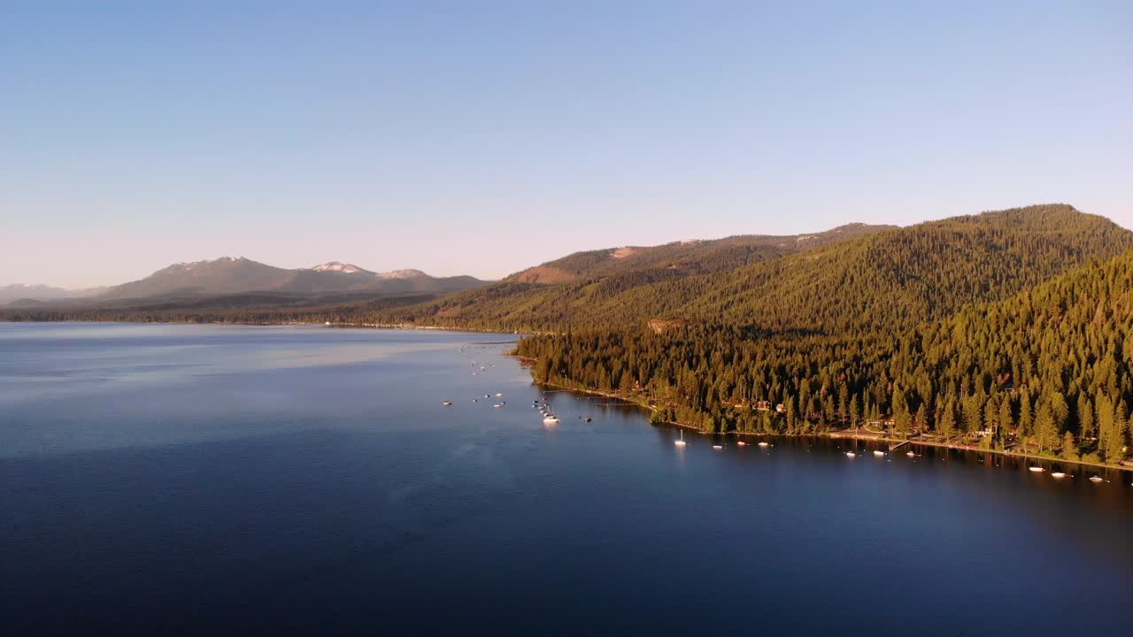toma de un dron de un lago y árboles forestales que rodean el lago