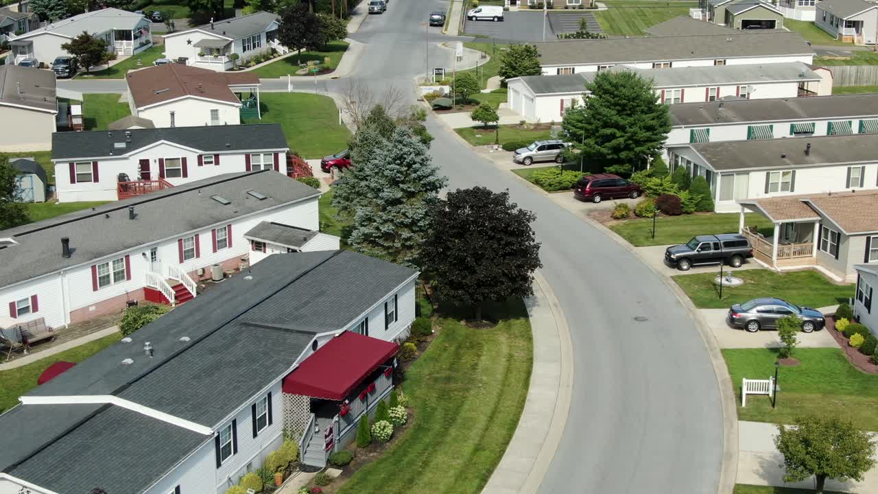 la inclinación aérea revela nuevas casas modulares, casas móviles en la comunidad de vecinos, viviendas de bajos ingresos en los estados unidos de américa, establecimiento disparado por drones