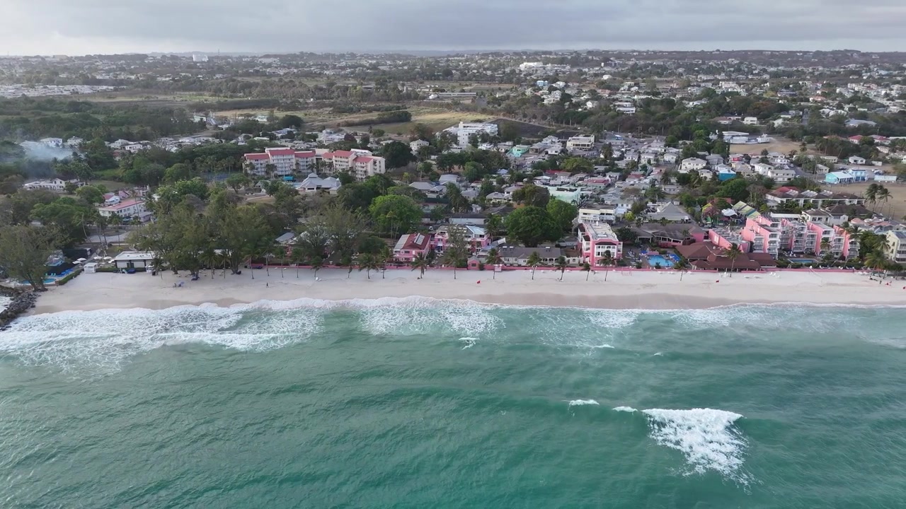 Góc nhìn toàn cảnh bằng drone về trung tâm thành phố ven biển St Lawrence Gap và đường bờ biển cát. Môi trường đô thị nhiệt đới vào một ngày nắng chói chang ở Bridgetown, Barbados