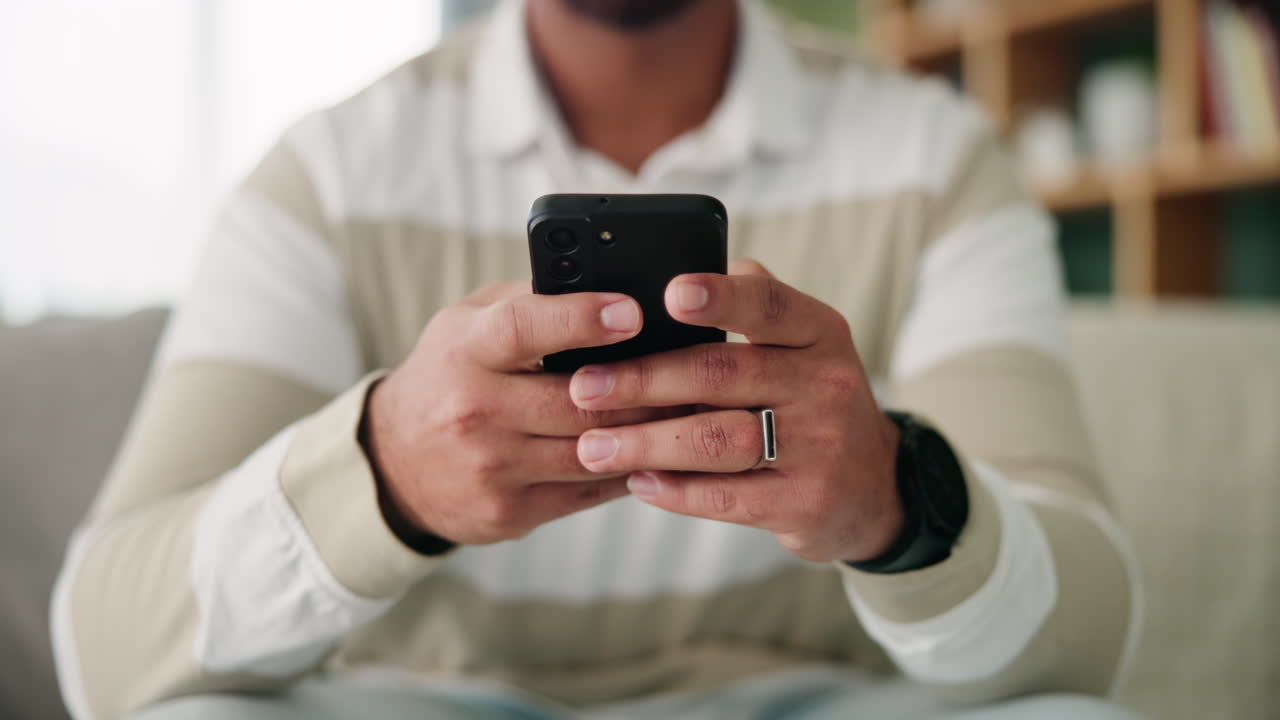 Un hombre usando un smartphone.