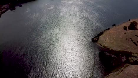 Ondulaciones-En-El-Lago-En-La-Vista-Aérea-De-Drones-Del-Embalse-De-Crystal-Spring