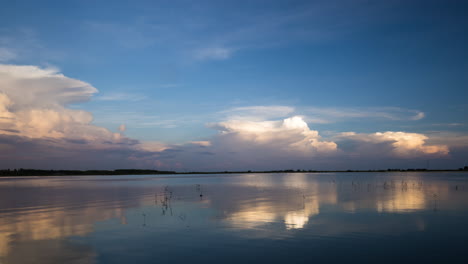 Reflexiones-De-Nubes-Cúmulos-De-Tormenta-En-El-Lago-Tonle-Sap,-Camboya