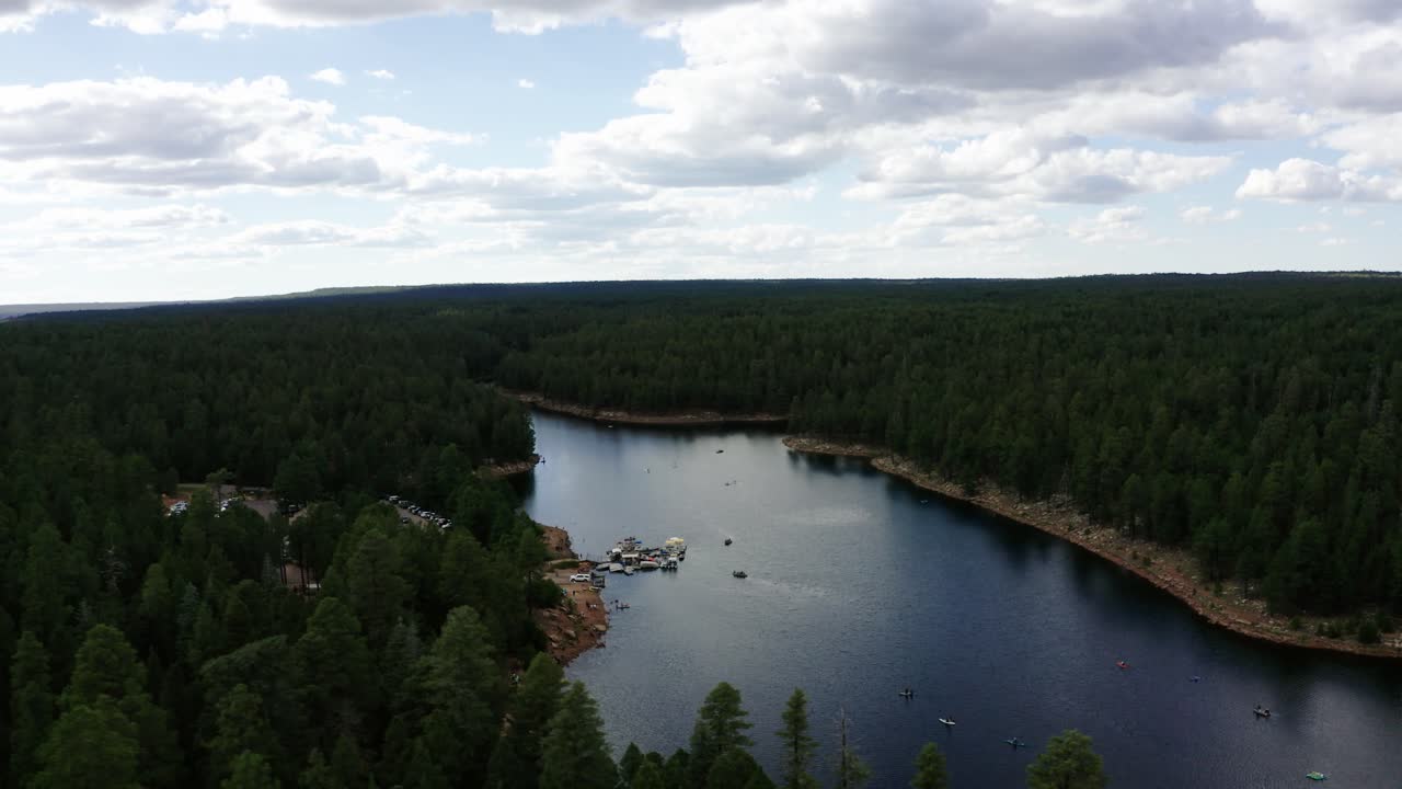 Laaja dronelaukaus Woods Canyon Laken venesataman ja puistoalueen yli maaseudun Arizonassa