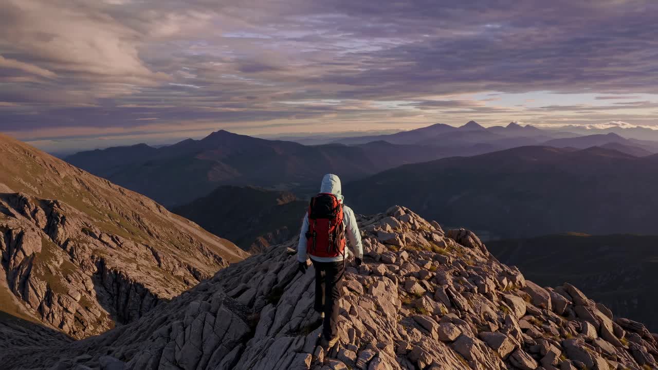excursionista en la cumbre de la montaña al amanecer o al atardecer