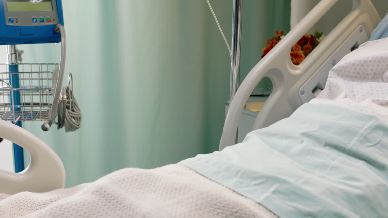 병원 간호사 가 침대 에 있는 노인 의 손 을 잡고 위로 하는 노인 환자 병원 에 입원 한 사람 질병 에서 회복 하는 사람 침대  ⁇  에 있는 의료 전문가 가 격려 하는 사람 건강 관리 지원