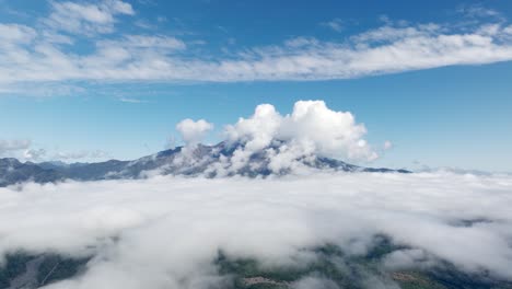 luchtbeeld, wolken boven de osorno vulkaan