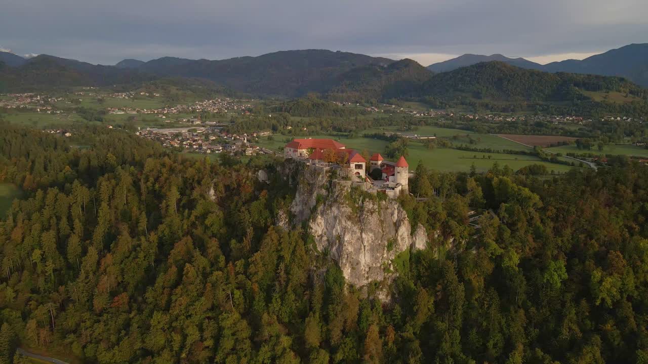 Slovenya'da bir uçurumun tepesinde kurulu Tarihi Bled Kalesi'nin havadan görünümü