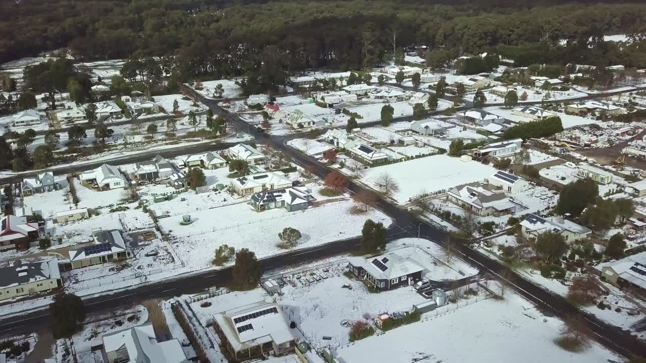 imágenes aéreas de casas en trentham después de la nieve el 11 de agosto de 2019