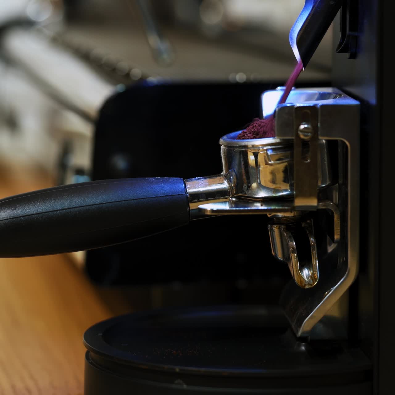 barista haciendo una taza de café