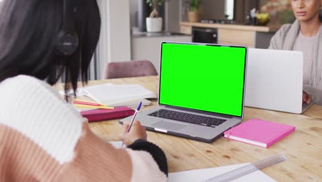 animación de una chica de oriente medio con auriculares que tiene lecciones en línea en una computadora portátil con espacio para copiar
