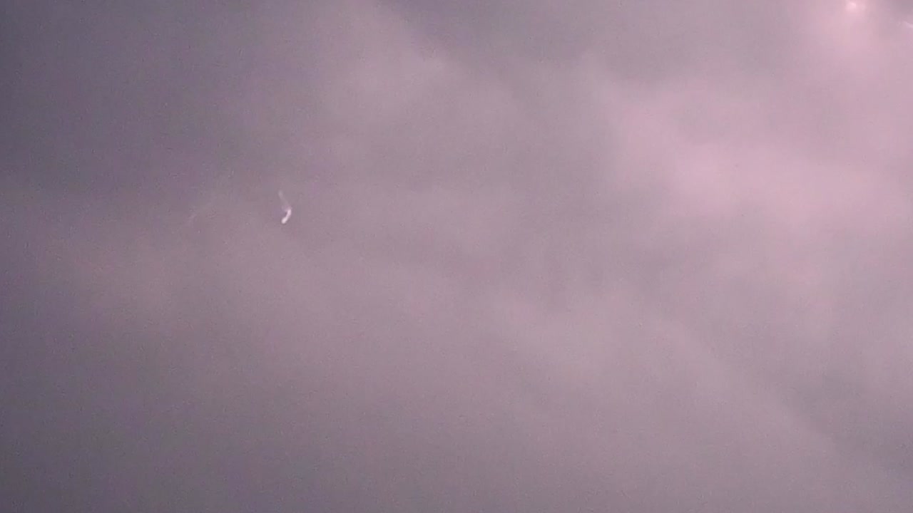 번개가 치는 폭풍우 구름