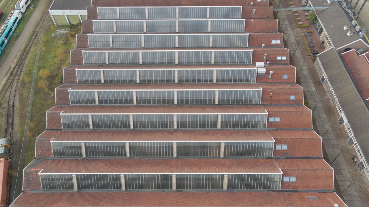 antena del techo del taller con grandes ventanales en un antiguo patio de trenes