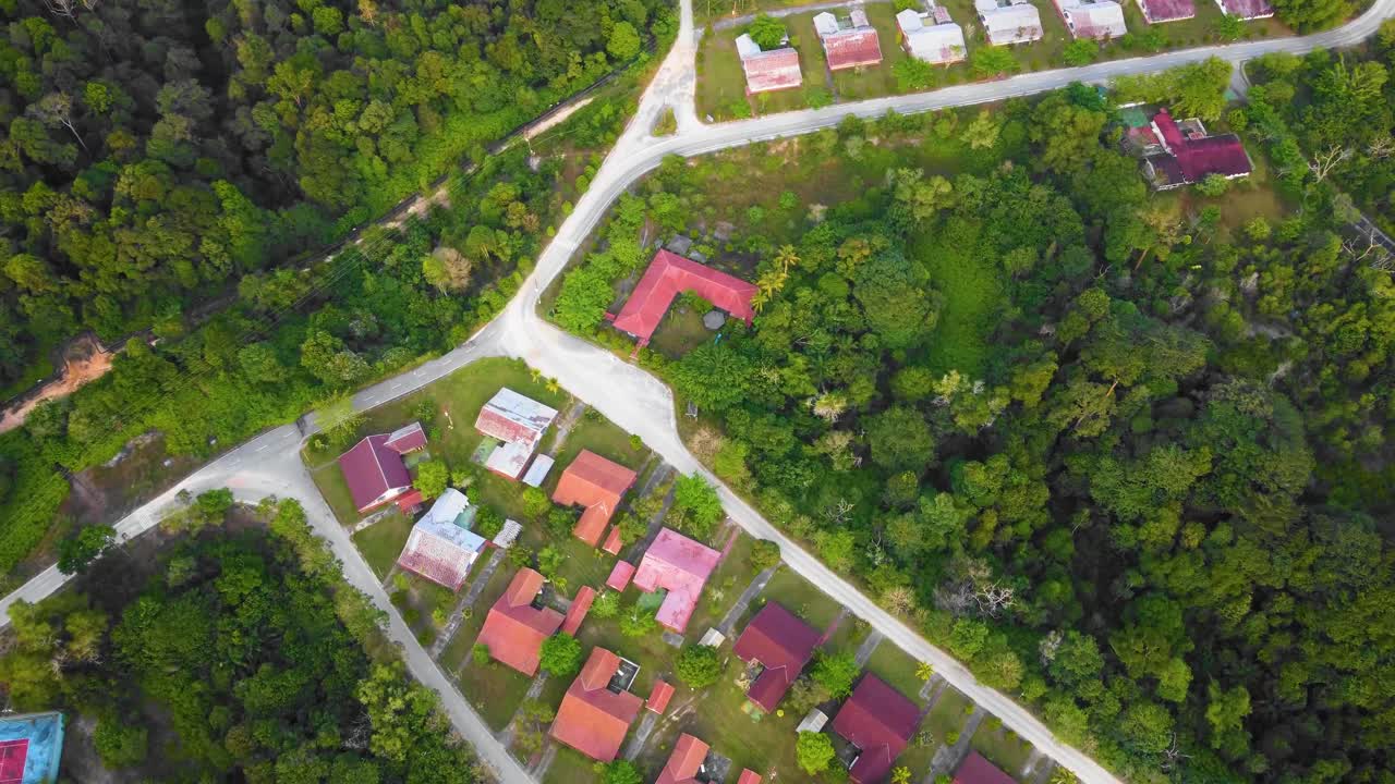 imágenes cinematográficas de drones de efluentes residenciales de molinos de aceite de palma consisten en edificios, casas, carreteras principales e infraestructura rodeadas de deforestación de árboles de aceite de palma ubicados en indonesia en full hd
